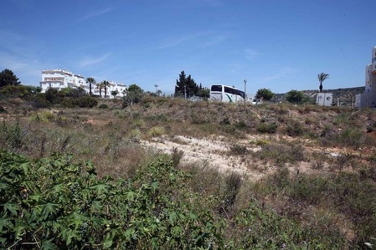 No stone left unturned: Praia da Luz 