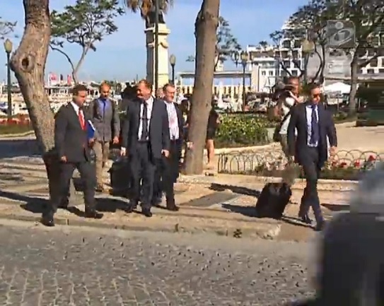 The British police gather in Faro